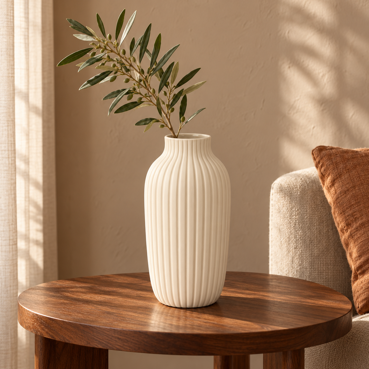 Gerillte Keramikvase in Warmweiß, 24 cm hoch