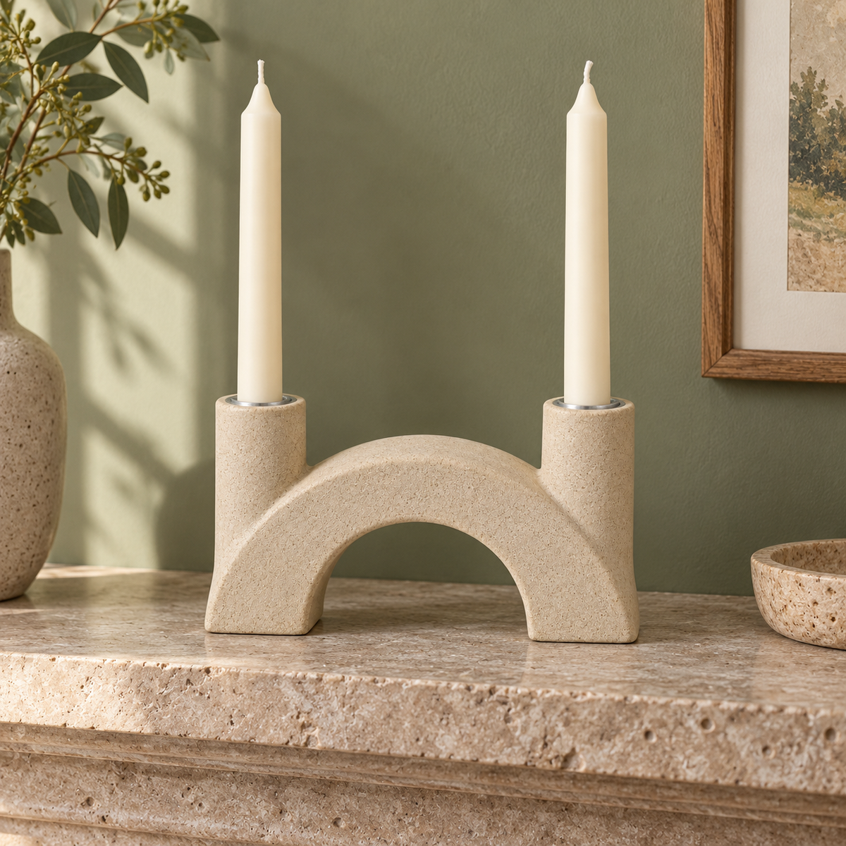 Bogenförmiger Kerzenhalter mit zwei Metalleinsätzen, sandbeige
